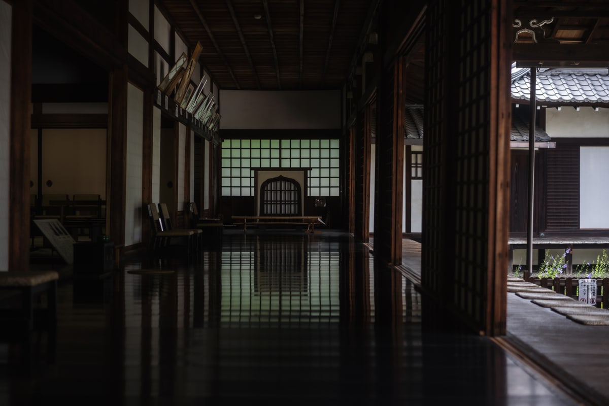 静かな光が差す和の空間